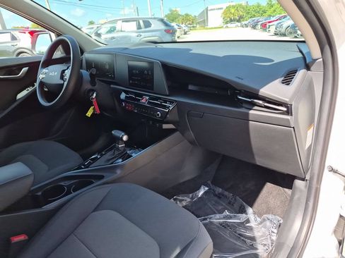 Used 2025 Kia Niro LX FWD image 31
