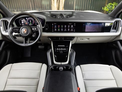 Certified 2025 Porsche Cayenne E-Hybrid AWD/4WD image 12
