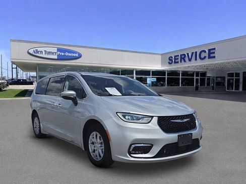 Used 2023 Chrysler Pacifica Touring-L FWD image 2
