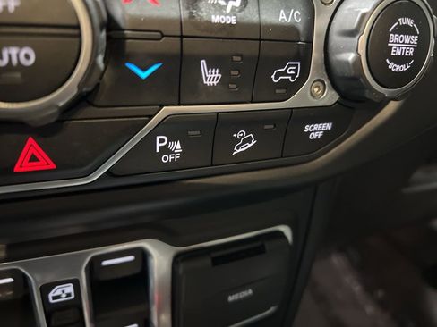 Used 2020 Jeep Wrangler Unlimited Sahara image 30