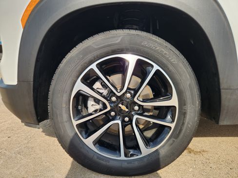 Used 2025 Chevrolet TrailBlazer LT AWD/4WD image 11
