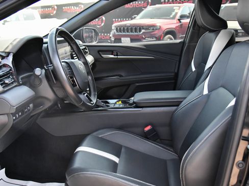 Used 2025 Toyota Camry SE w/ Convenience Package FWD image 18