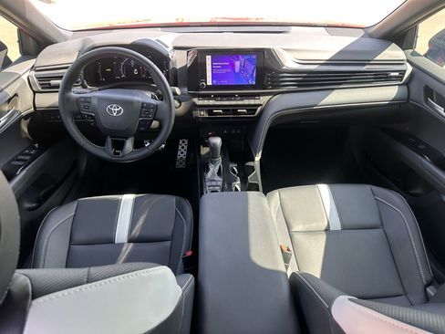 Used 2025 Toyota Camry SE w/ Convenience Package image 15