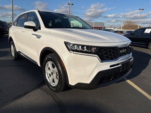Used 2023 Kia Sorento LX image 1