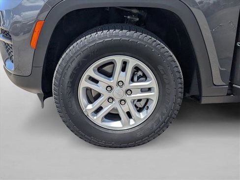 Used 2025 Jeep Grand Cherokee Laredo AWD/4WD image 22