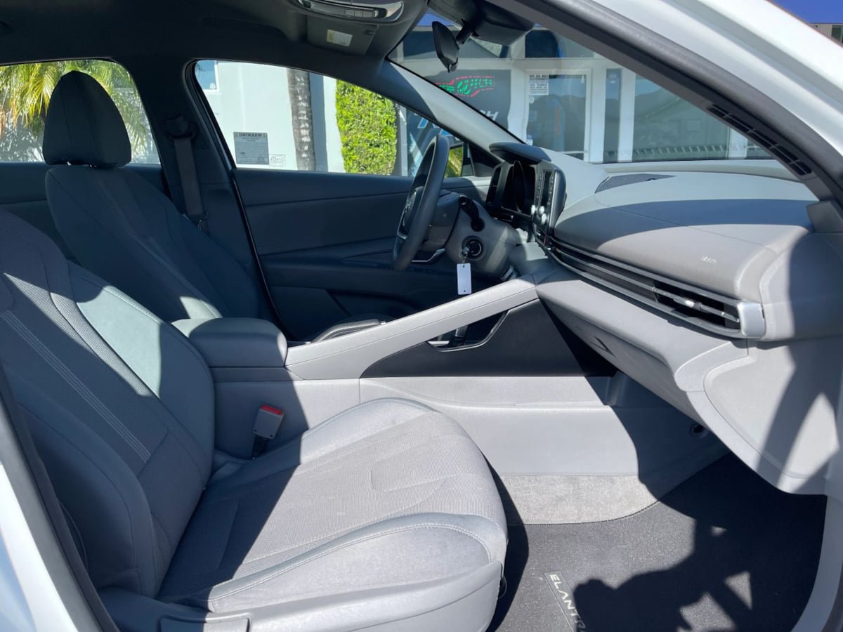 Used 2022 Hyundai Elantra SE FWD image 19