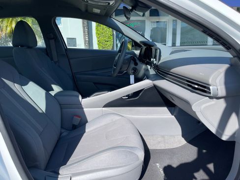 Used 2022 Hyundai Elantra SE FWD image 19