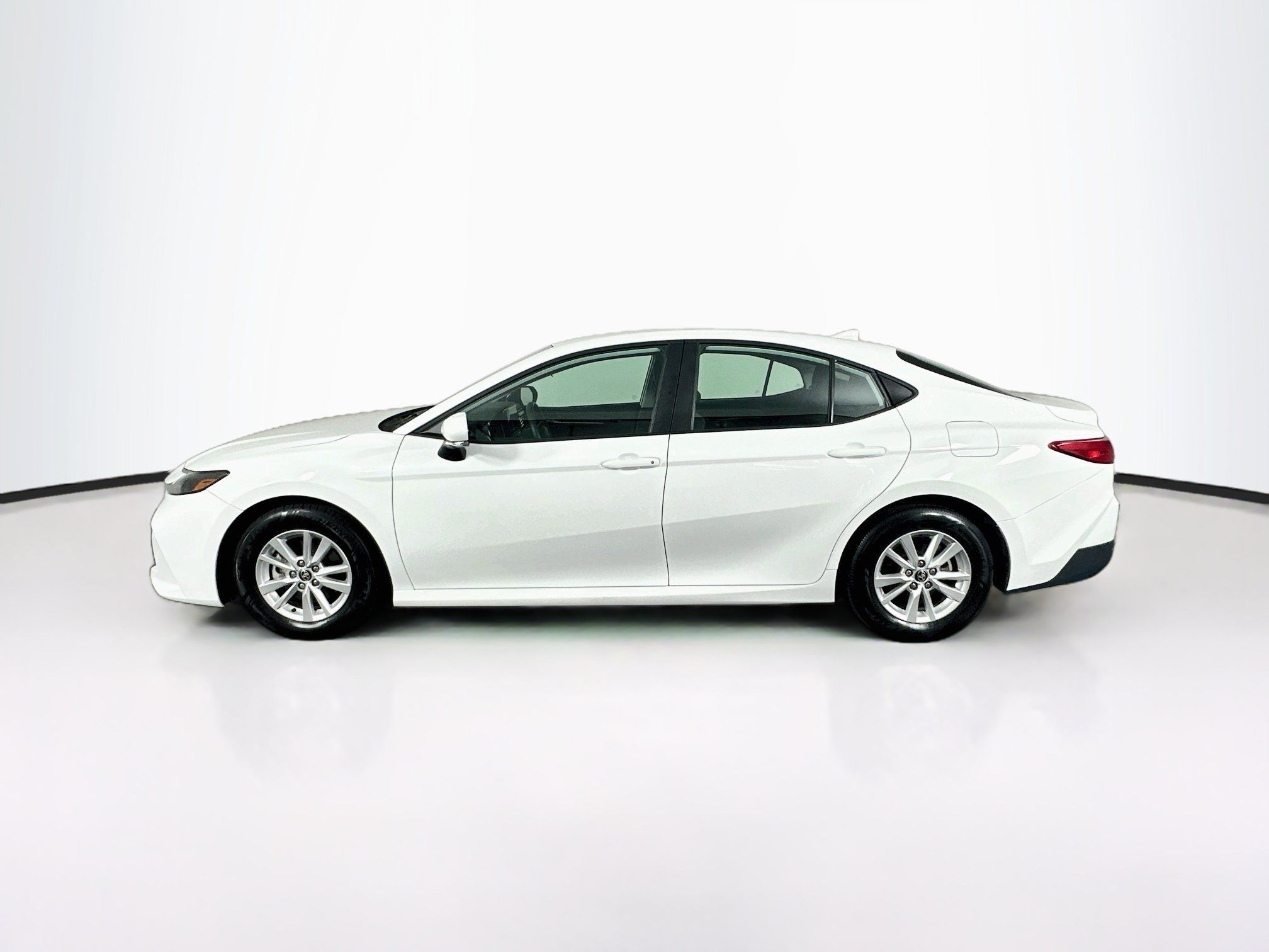 Used 2025 Toyota Camry LE FWD image 4