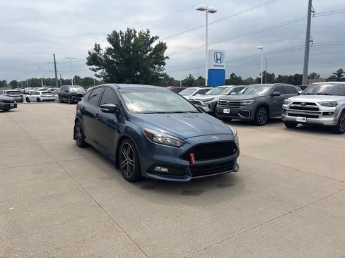 Used 2018 Ford Focus ST FWD image 3