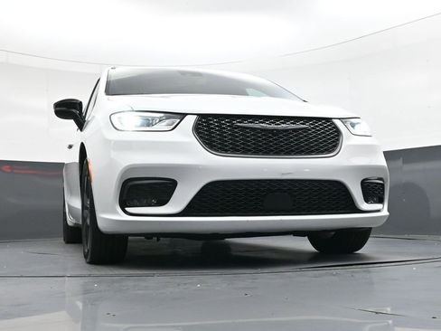 Used 2025 Chrysler Pacifica Limited FWD image 51