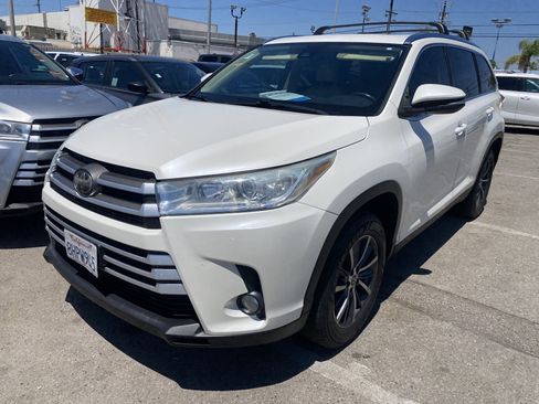 Used 2019 Toyota Highlander XLE w/ Carpet Mat Package (TMS) FWD image 2
