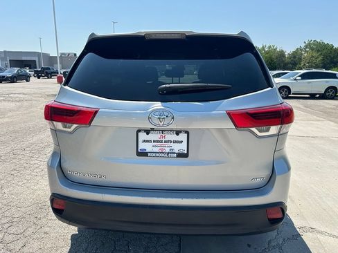 Used 2019 Toyota Highlander LE AWD/4WD image 6