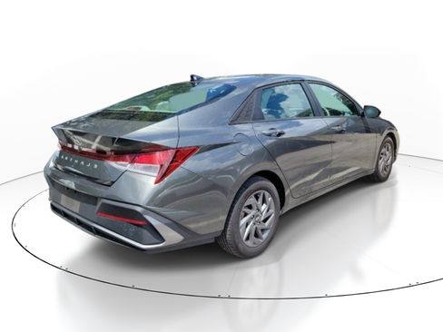 Used 2024 Hyundai Elantra SEL FWD image 5