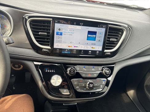 New 2026 Chrysler Pacifica Select image 16