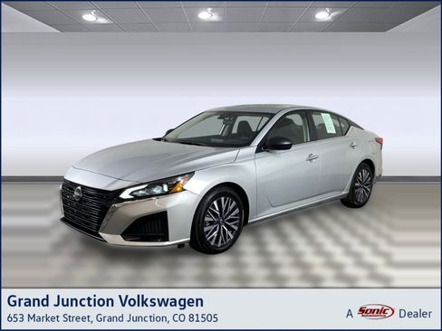 Used 2024 Nissan Altima 2.5 SV image 1