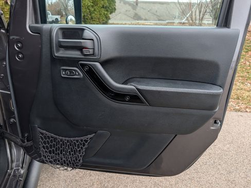 Used 2016 Jeep Wrangler Unlimited Sahara image 29