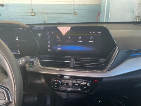 Used 2025 Chevrolet Trax LT image 18