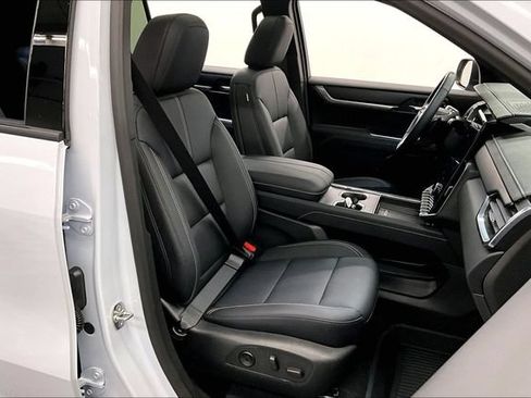 Used 2026 GMC Acadia Elevation w/ Elevation Premium Package AWD/4WD image 8