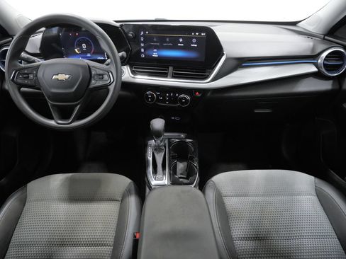 Used 2025 Chevrolet Trax LT FWD image 9
