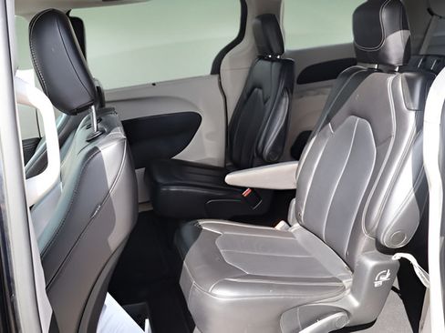 Used 2023 Chrysler Pacifica Touring-L FWD image 23