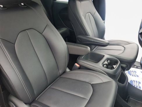 New 2026 Chrysler Pacifica Select image 30
