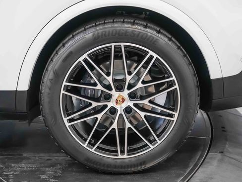 Used 2024 Porsche Cayenne AWD/4WD image 15