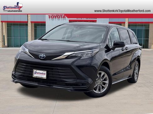 Used 2024 Toyota Sienna LE image 1