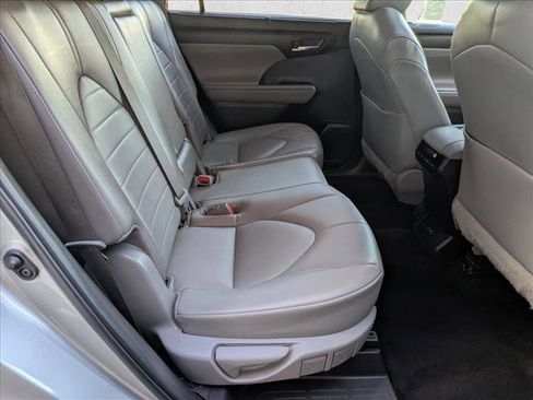 Used 2022 Toyota Highlander XLE image 19