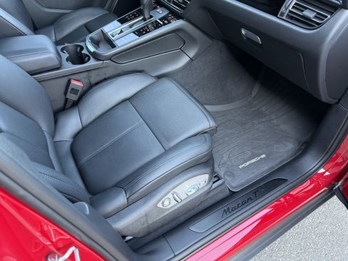 Certified 2025 Porsche Macan image 20
