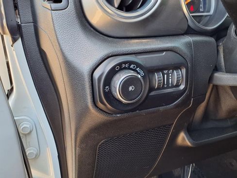Used 2019 Jeep Wrangler Unlimited Sahara w/ Uconnect 4C Nav & Sound Group AWD/4WD image 10