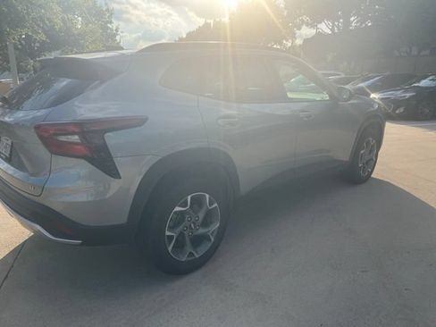 Used 2024 Chevrolet Trax LT w/ Driver Confidence Package FWD image 3