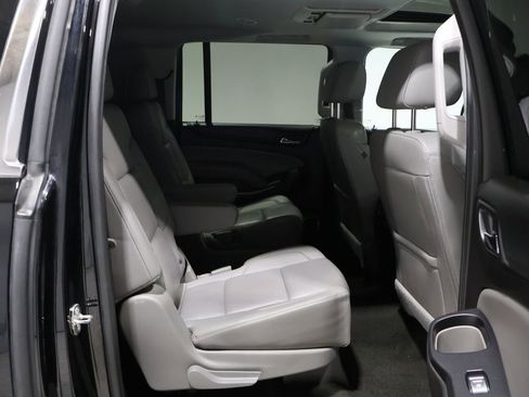 Used 2018 Chevrolet Suburban LT image 21