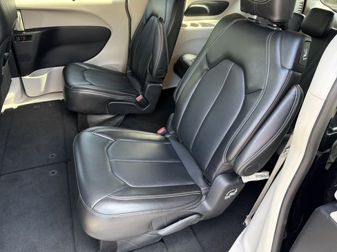 Used 2024 Chrysler Pacifica Touring-L FWD image 18