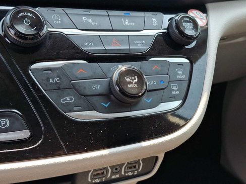 Certified 2024 Chrysler Pacifica Touring-L FWD image 19