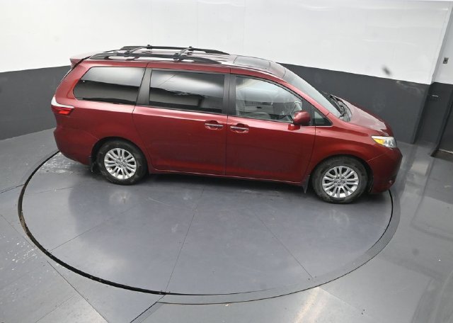 Used 2017 Toyota Sienna XLE w/ Outdoor Package FWD image 18