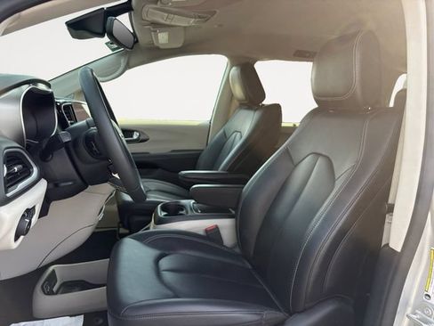 Used 2024 Chrysler Pacifica Touring-L FWD image 9
