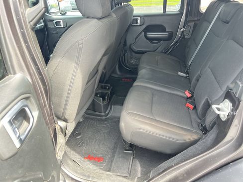 Used 2018 Jeep Wrangler Unlimited Sport S AWD/4WD image 32