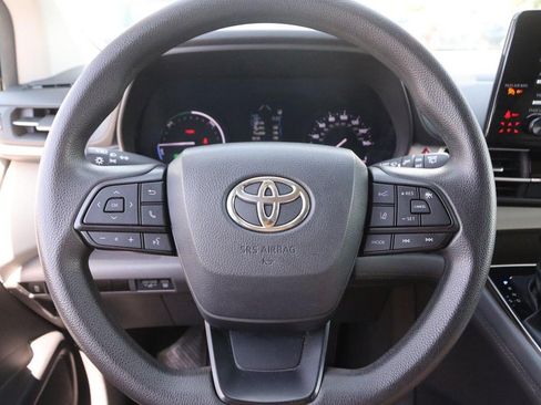 Used 2024 Toyota Sienna LE FWD image 11