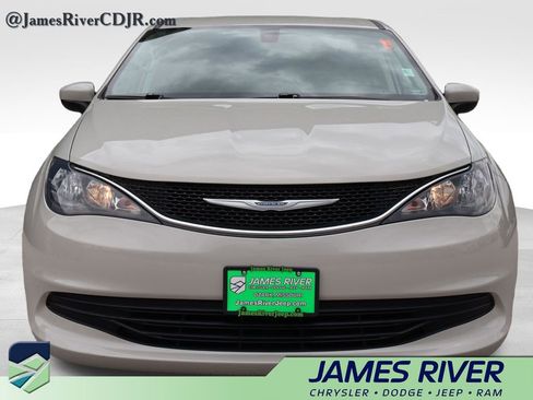 Used 2017 Chrysler Pacifica LX image 7