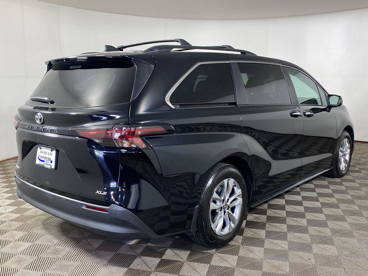 Used 2026 Toyota Sienna XLE AWD/4WD image 6