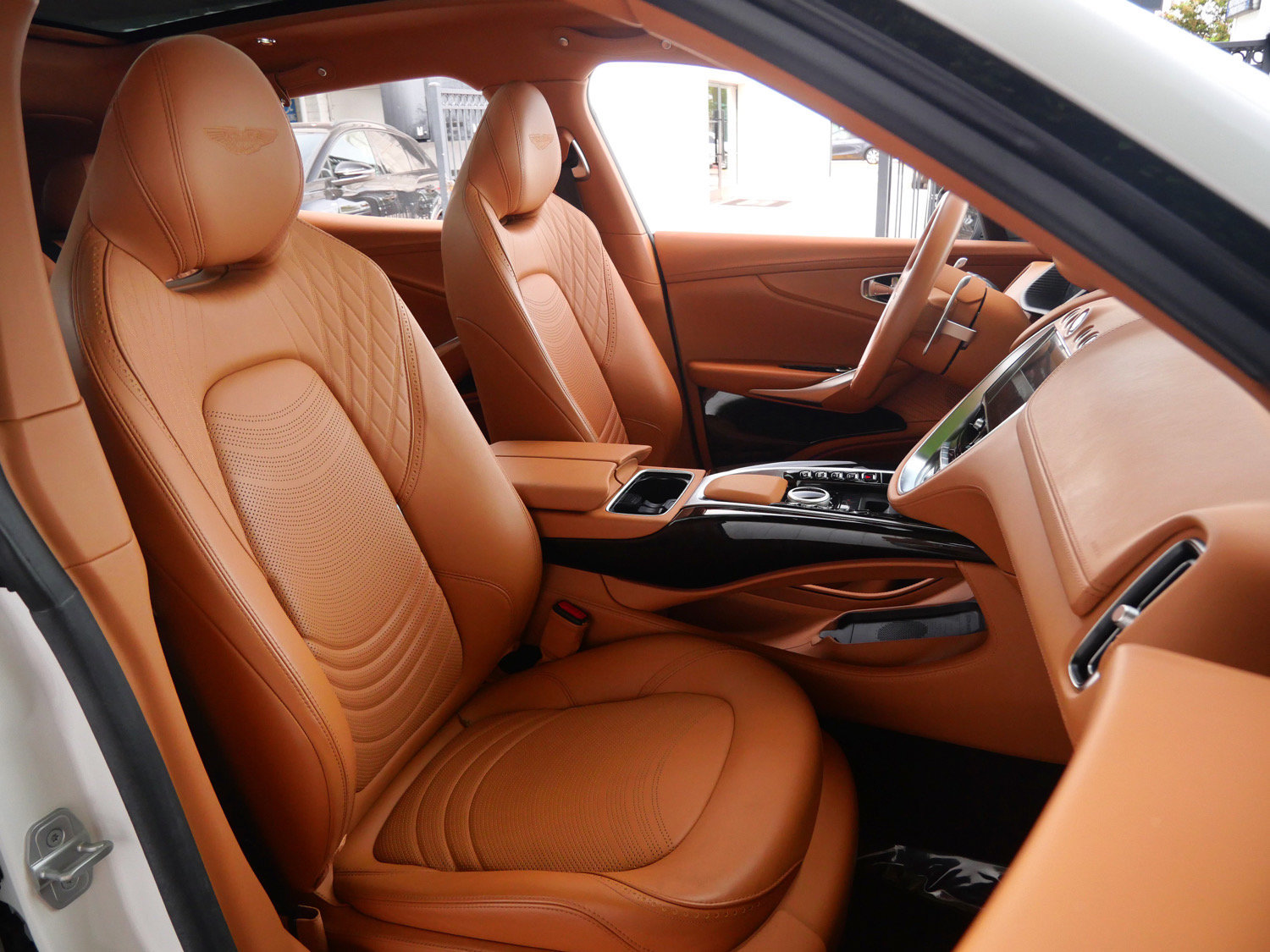 Used 2023 Aston Martin DBX AWD/4WD image 13