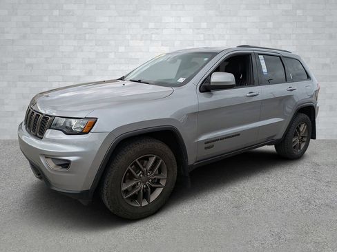 Used 2016 Jeep Grand Cherokee Laredo 75th Anniversary image 9