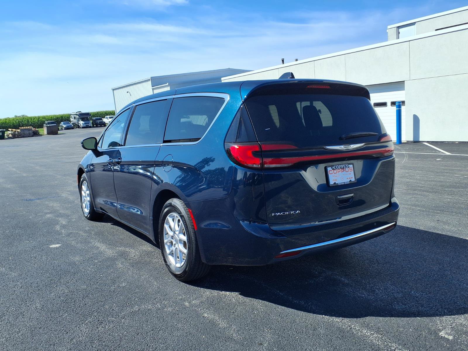 Used 2023 Chrysler Pacifica Touring-L FWD image 8