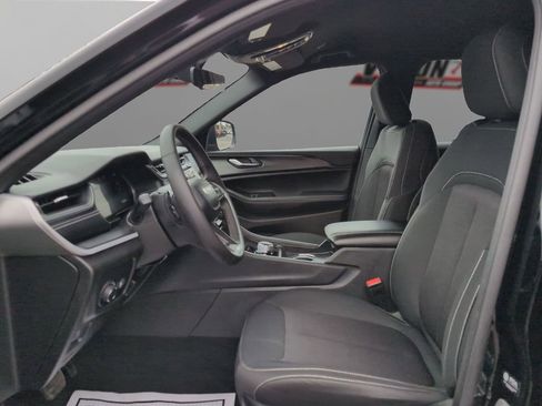 Used 2025 Jeep Grand Cherokee Laredo w/ Luxury Tech Group I image 9