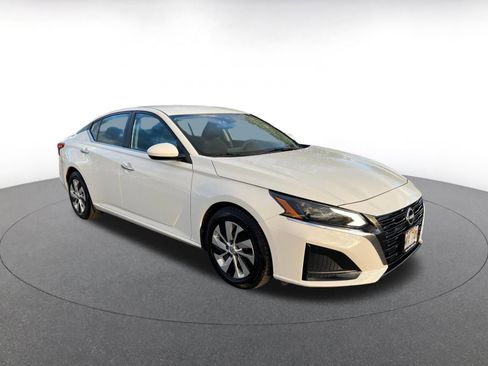 Used 2023 Nissan Altima 2.5 S image 1