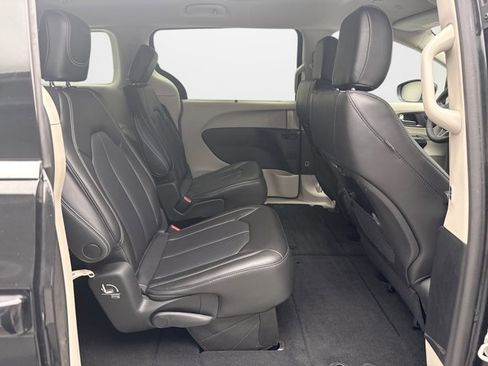 Used 2023 Chrysler Pacifica Touring-L FWD image 17