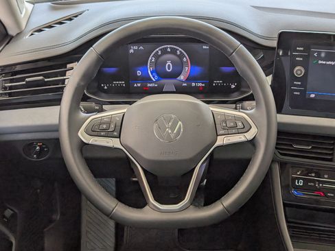 Used 2025 Volkswagen Jetta SE w/ Sunroof Package FWD image 24
