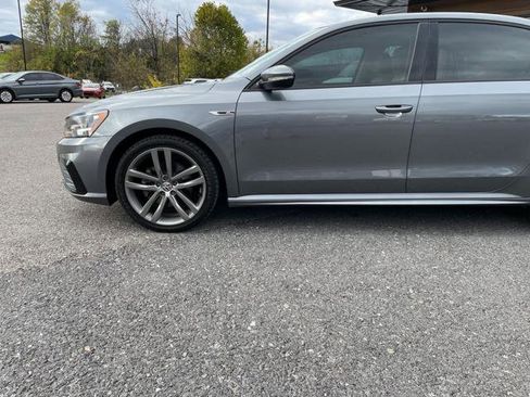Used 2018 Volkswagen Passat 2.0T R-Line image 2