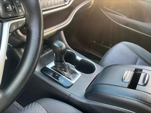 Used 2019 Toyota Highlander LE FWD image 16