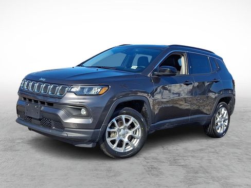 Used 2022 Jeep Compass Latitude image 1
